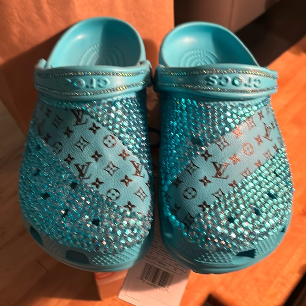 Crocs Custom w/gemstones Women’s 8